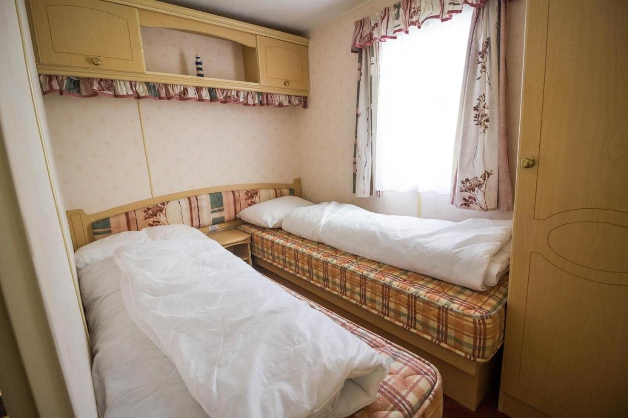 6 Berth Caravan With Decking Nearby Heacham Beach In Norfolk Ref 21047A Hotel Exterior foto