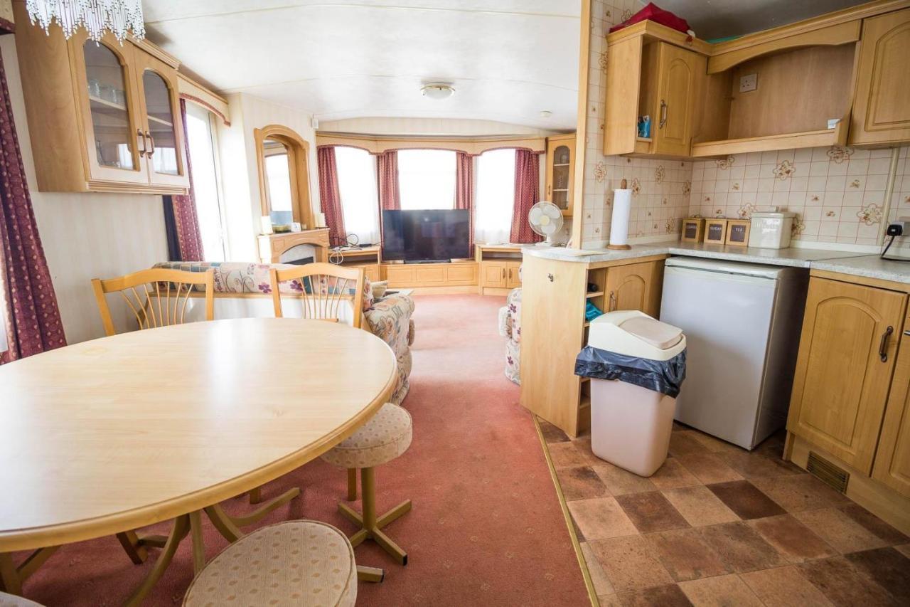 6 Berth Caravan With Decking Nearby Heacham Beach In Norfolk Ref 21047A Hotel Exterior foto